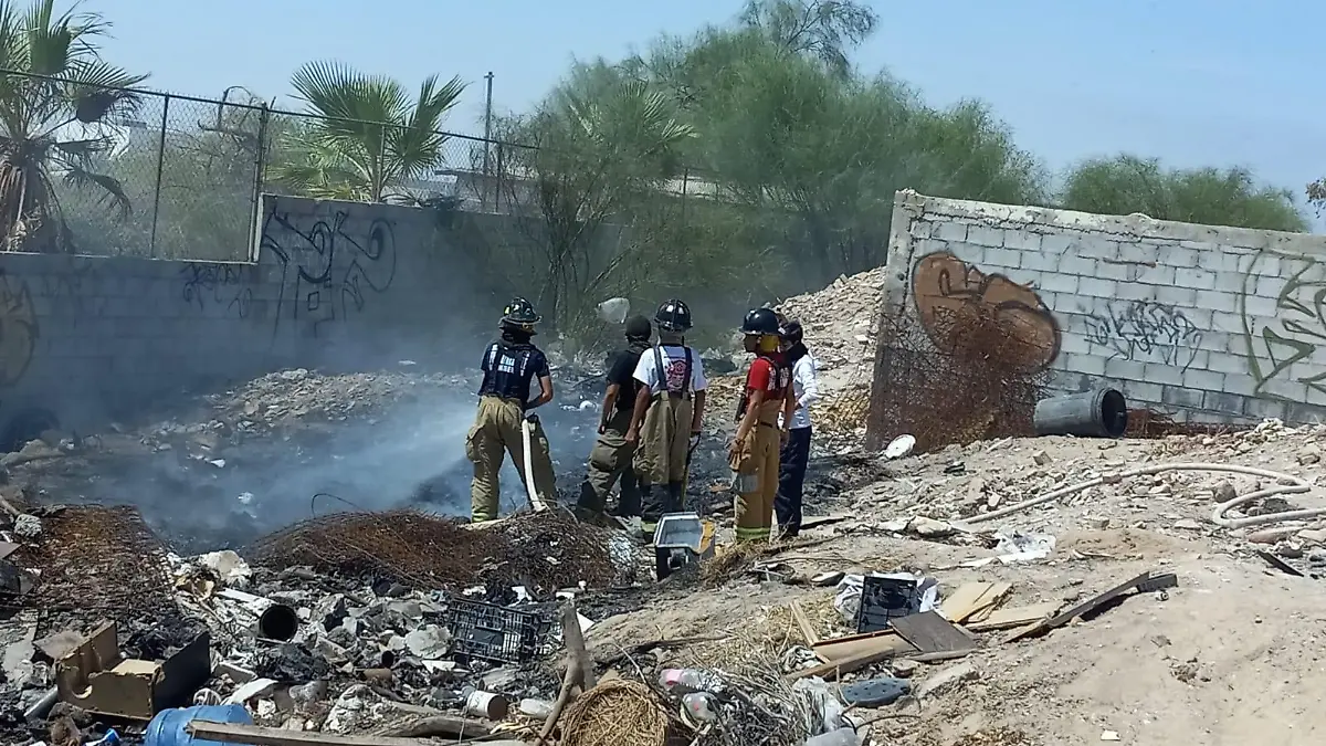 Provocan otro incendio en basurero clandestino