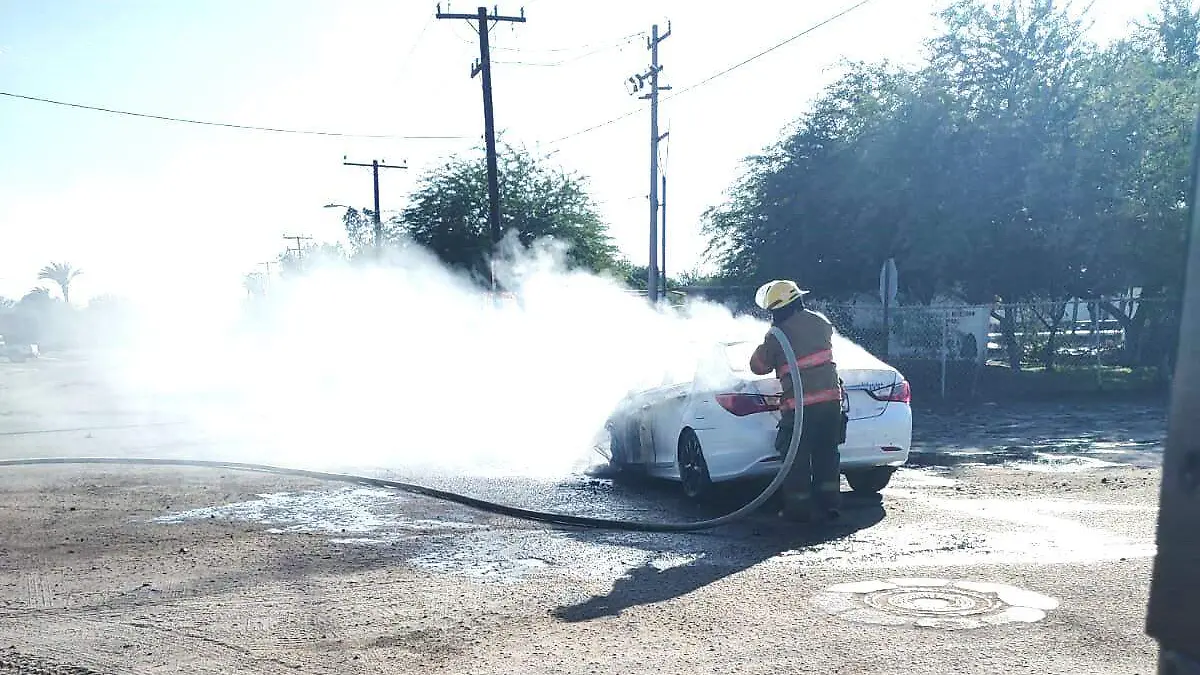 Tres vehículos resultaron incendiados