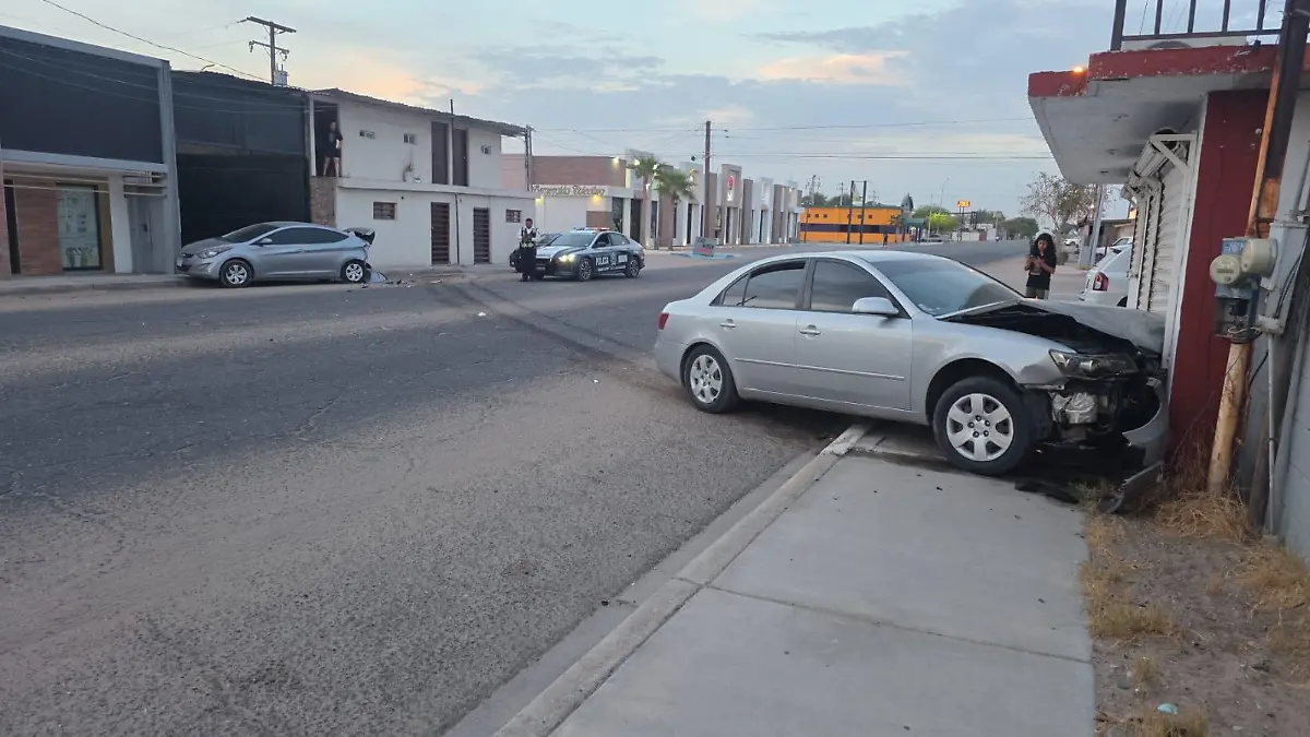 SE ESTRELLA CONTRA AUTO Y LOCAL COMERCIAL