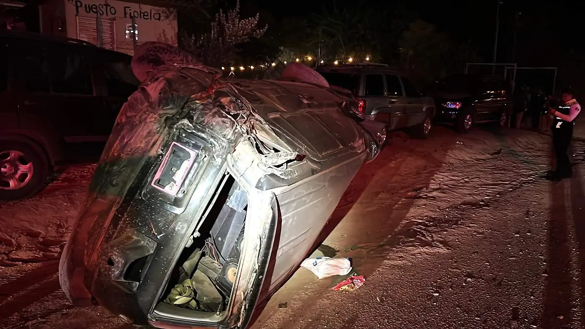 Vuelca camioneta al participar en carambola