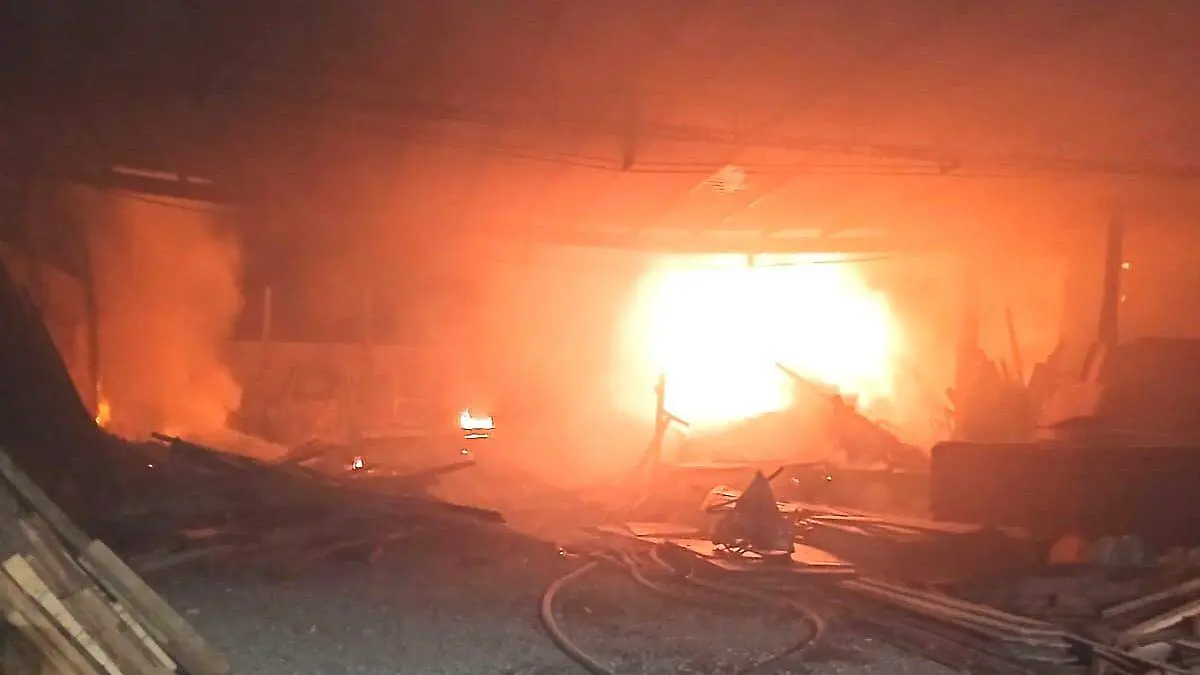 LOGRAN BOMBEROS SALVAR CARPINTERIA