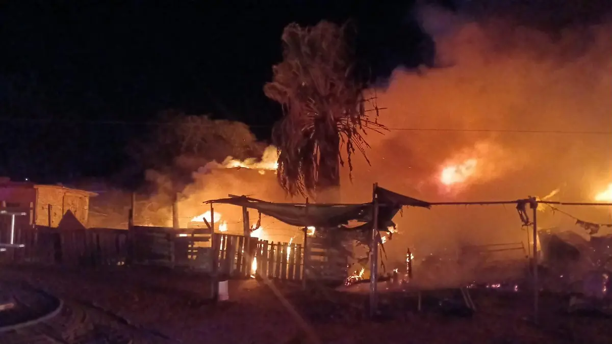 Voraz incendio daña cuatro viviendas