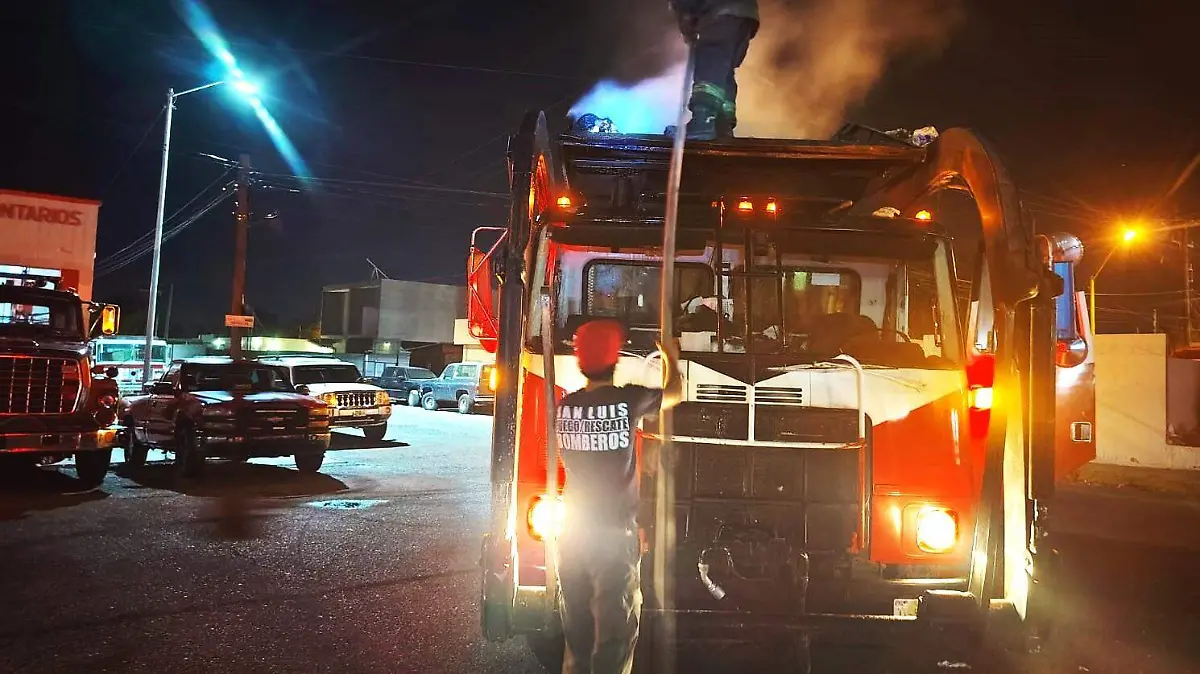 se incendia camión de la basura frene a los bomberos