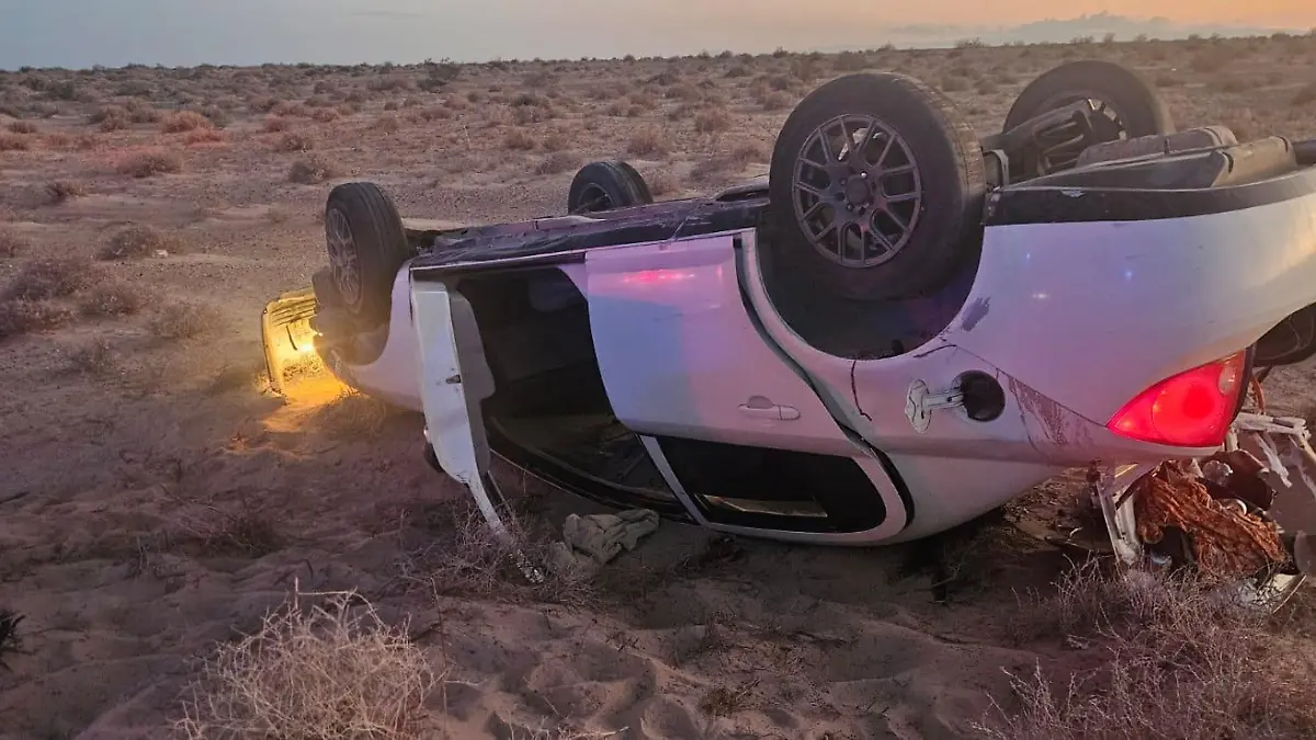 Vuelca en la carretera Puerto Peñasco-Golfo
