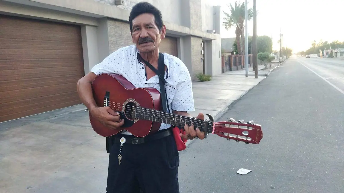 Antonio Vizcarra se dedica a tocar guitarra y cantar en restaurante (1)