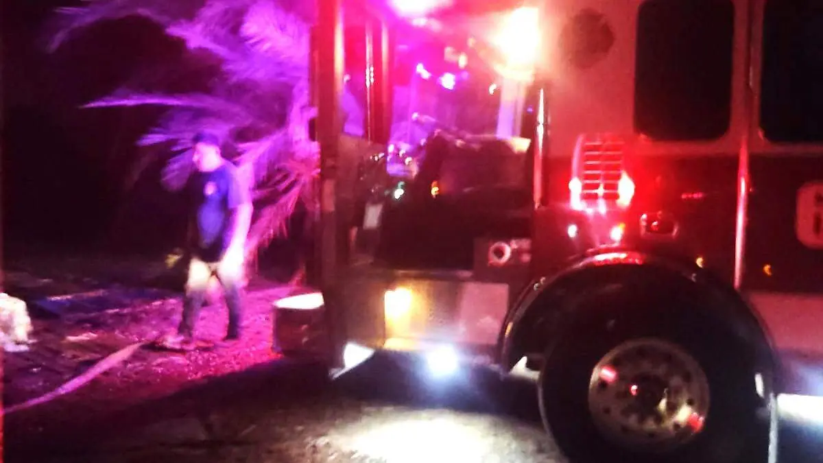 Apagan bomberos incendio en rancho del valle